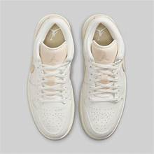 Alternative view of Giày Nike Jordan 1 Low SE 'Metallic Team Gold' HV5157-100