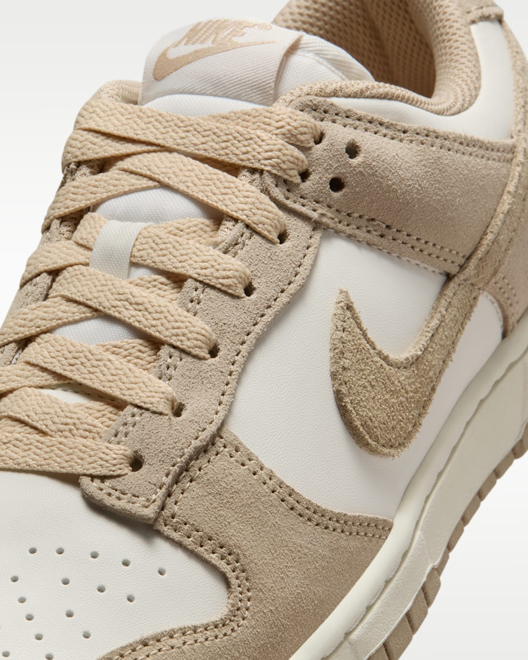Alternative view of Giày Nike Dunk Low ‘Sail Metallic Gold’ IO4244-101