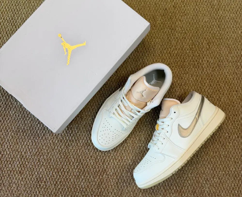 Giày Nike Jordan 1 Low SE 'Metallic Team Gold' HV5157-100 - Ảnh 4
