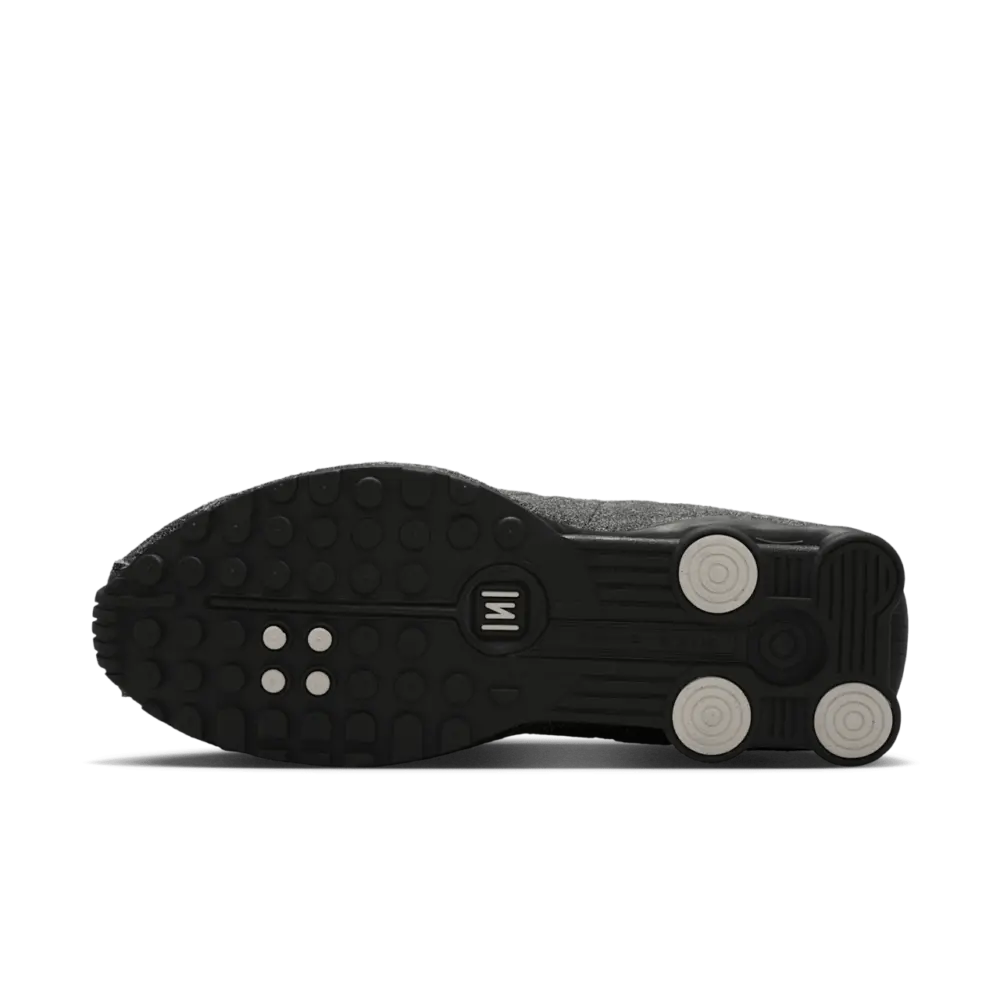 Alternative view of Giày Nike Shox R4 ‘Black Distressed Leather’ IO4544-002