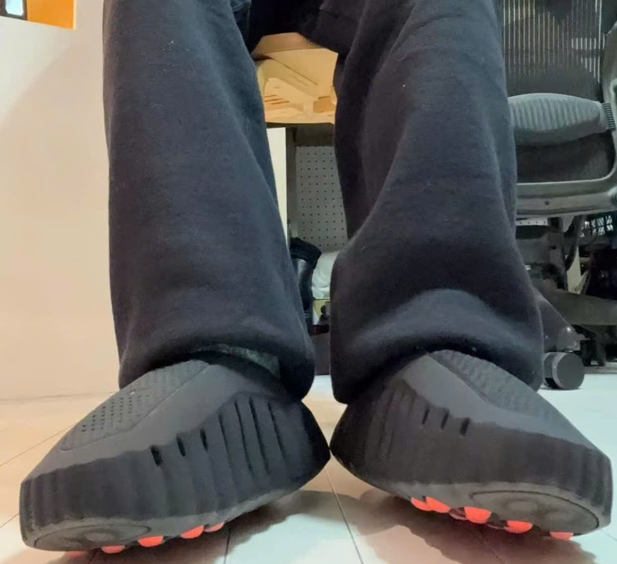 Alternative view of Dép Mind 001 Slide ‘Black’ HQ4307-001