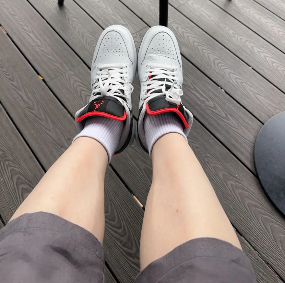 Alternative view of Giày Nike Air Jordan 1 Mid 'Summit White' DQ8426-109