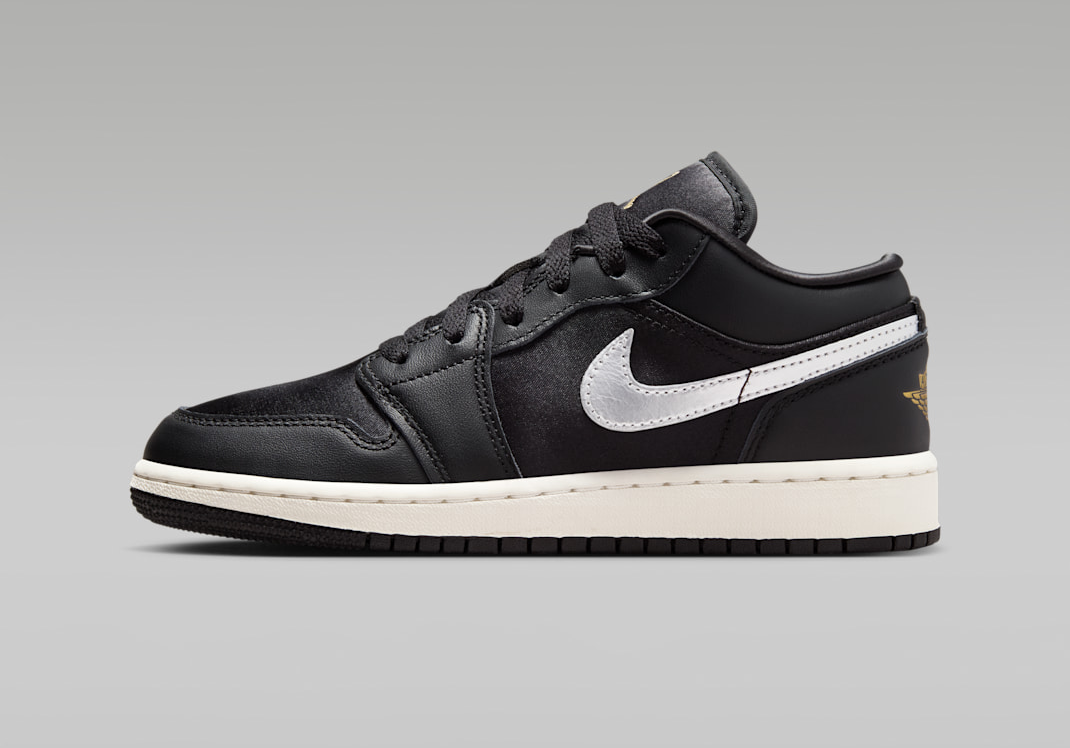 Alternative view of Giày Nike Air Jordan 1 Low SE ‘Black Silver’ FZ3921-001