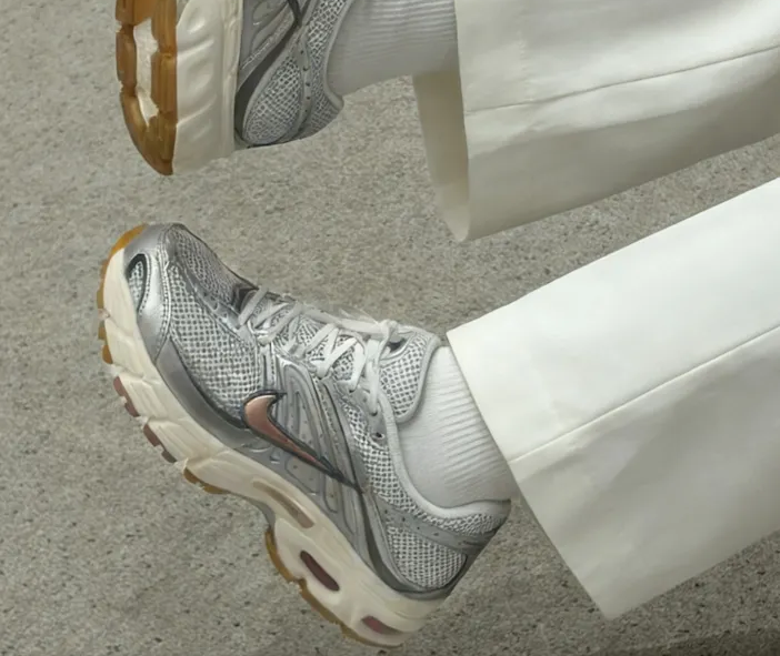 Alternative view of Giày Nike Air Max Moto 2K 'Metallic Silver' IQ0365-100