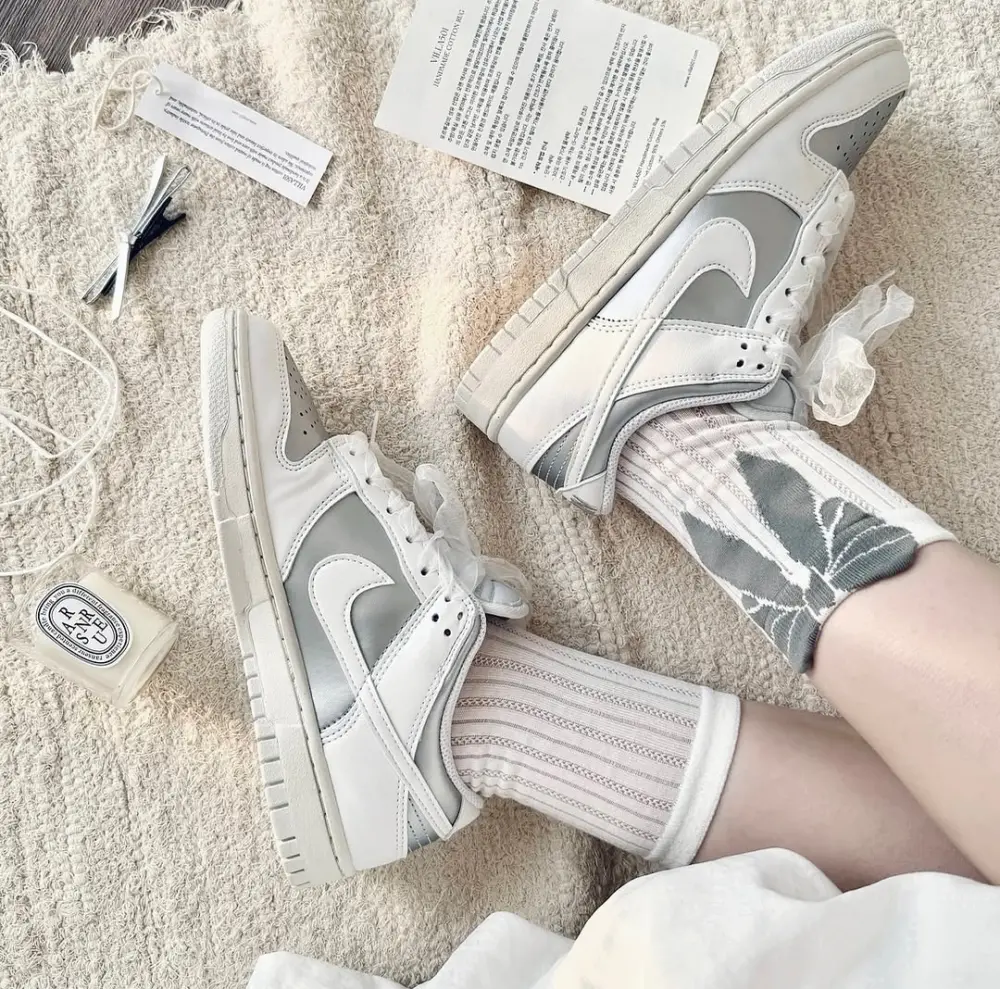 Alternative view of Giày Nike Dunk Low Next Nature ‘Metallic Platinum’ IB7311-001