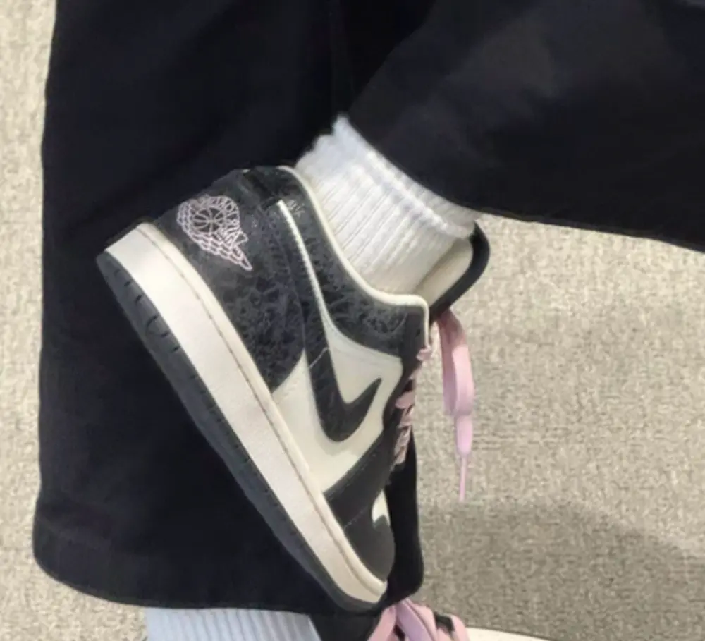 Alternative view of Giày Nike Air Jordan 1 Low SE ‘Iced Carmine’ II0595-001