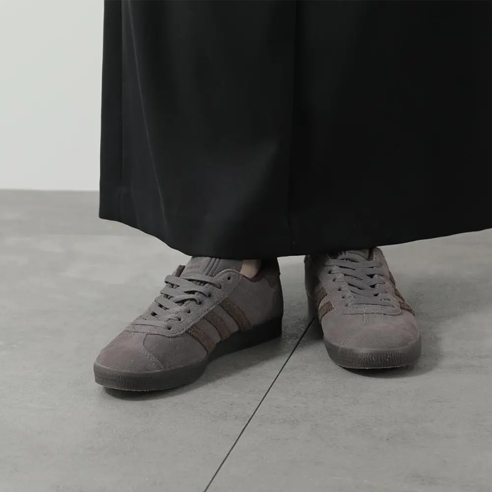 Alternative view of Giày Adidas Originals Gazelle ‘Charcoal Dark Brown’ IG2097