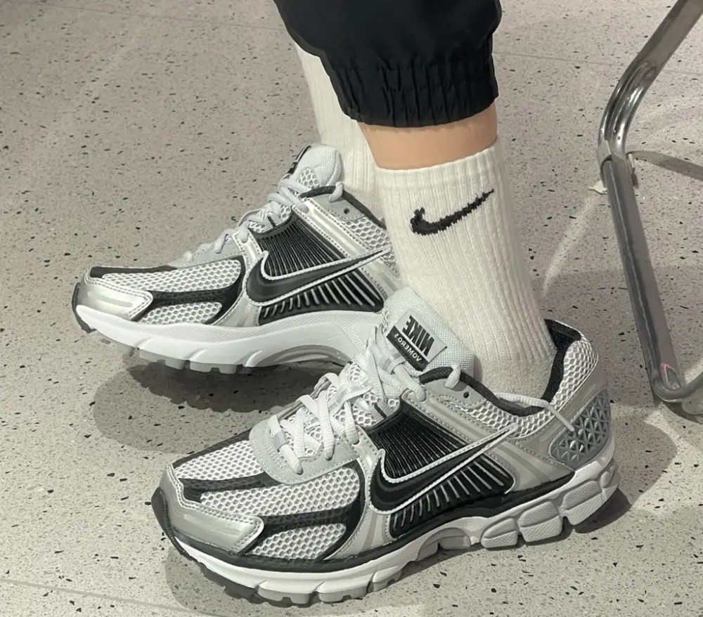 Alternative view of Giày Nike Air Zoom Vomero 5 ‘Metallic Silver Black’ FJ4151-004