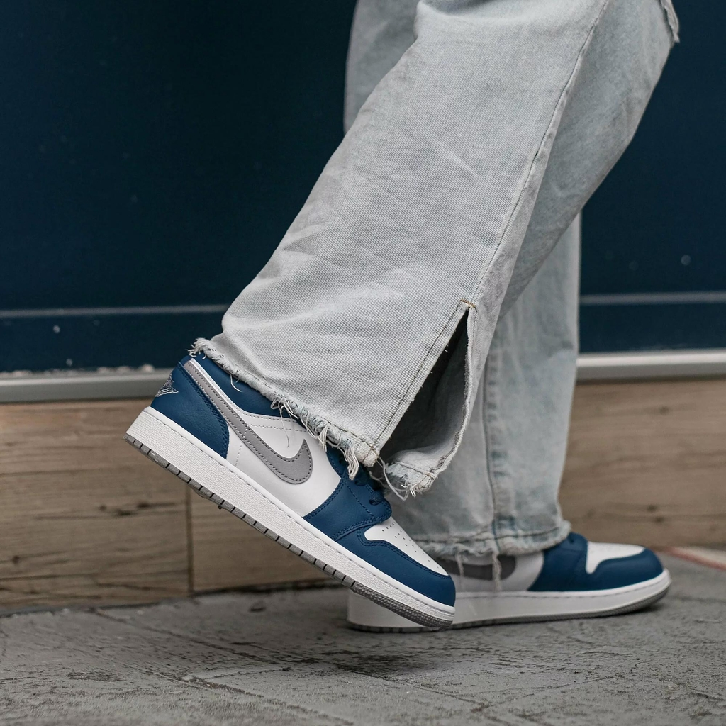 Alternative view of Giày Nike Air Jordan 1 Low ‘University Blue’ 553560-404