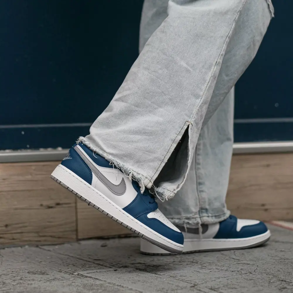 Alternative view of Giày Nike Air Jordan 1 Low ‘University Blue’ 553560-404
