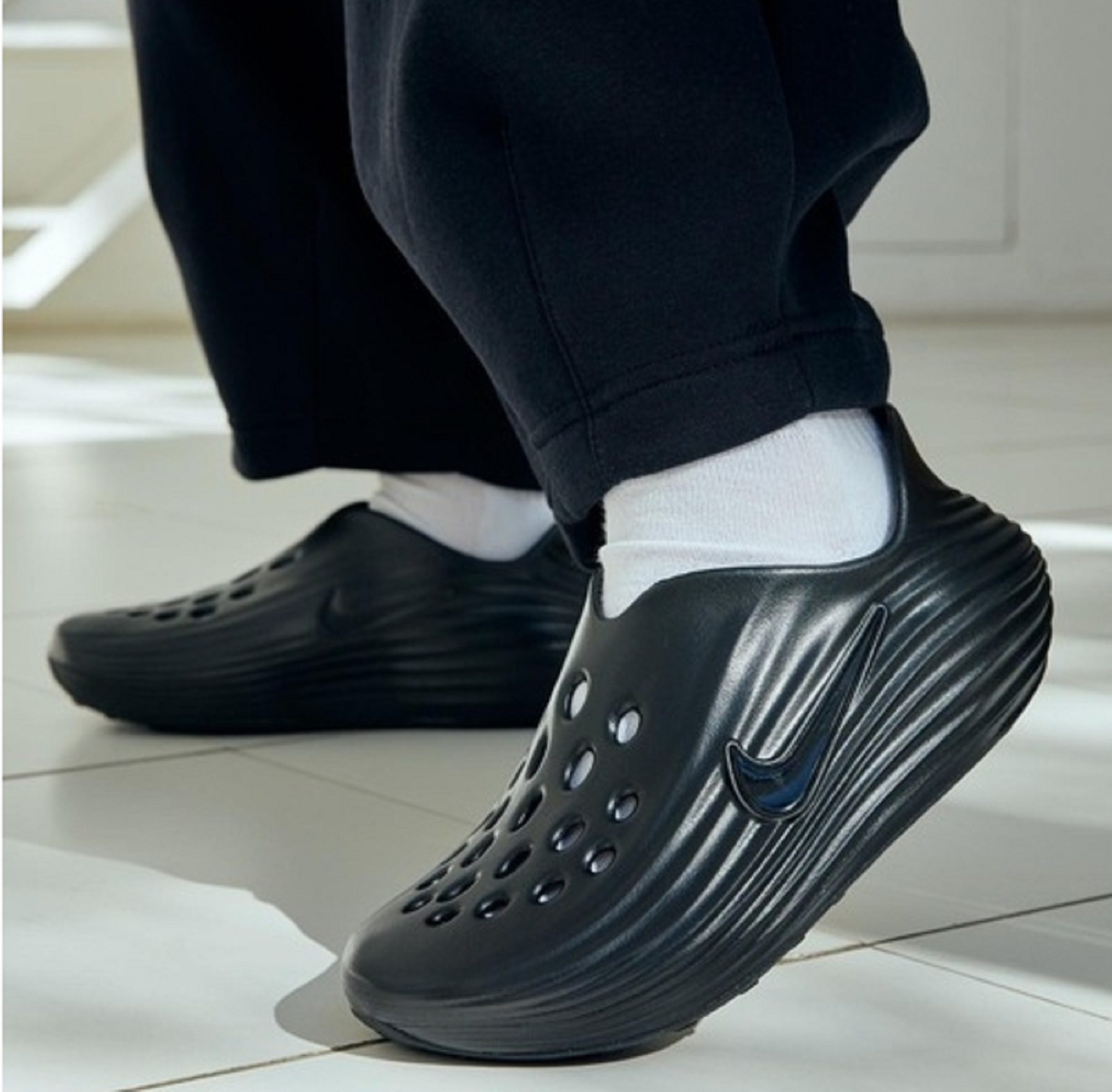 Dép Nike ReactX Rejuven8 ‘Triple Black’ HV5062-001 - Ảnh 3