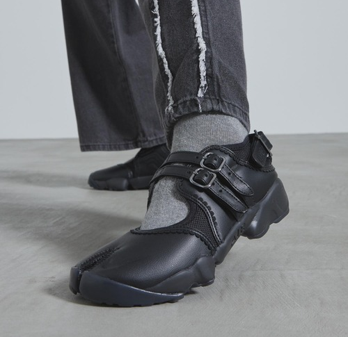 Alternative view of Giày Nike Air Rift ‘Triple Black Buckle Strap’ IB8881-001