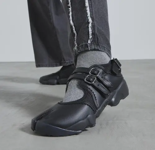 Giày Nike Air Rift ‘Triple Black Buckle Strap’ IB8881-001 - Ảnh 3