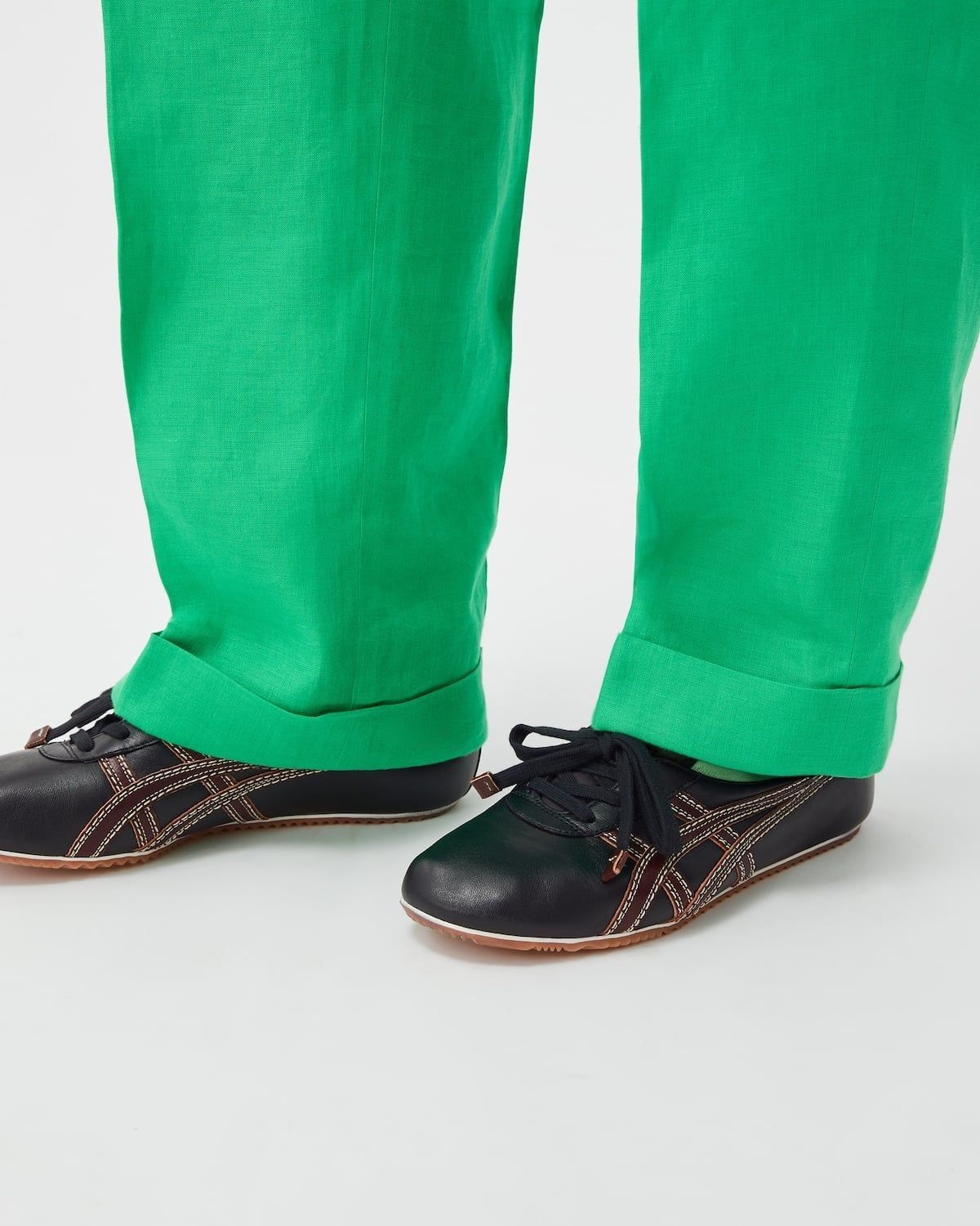 Alternative view of Giày Onitsuka Tiger x Versace Sakura 'Black' 1024594-1A17737-2BQ8J