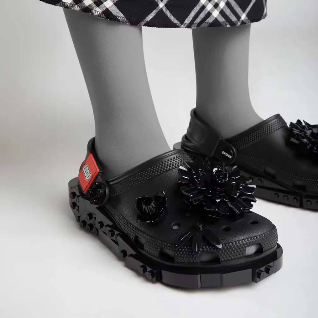 Alternative view of Giày Crocs x LEGO Classic Clog 'Triple Black' 212982-90H