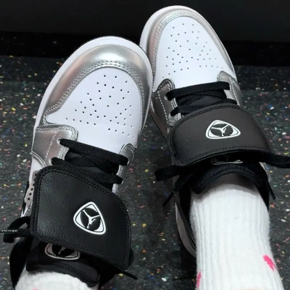Alternative view of Giày Nike Air Jordan 1 Low SE ‘Metallic Silver’ IR2310-100