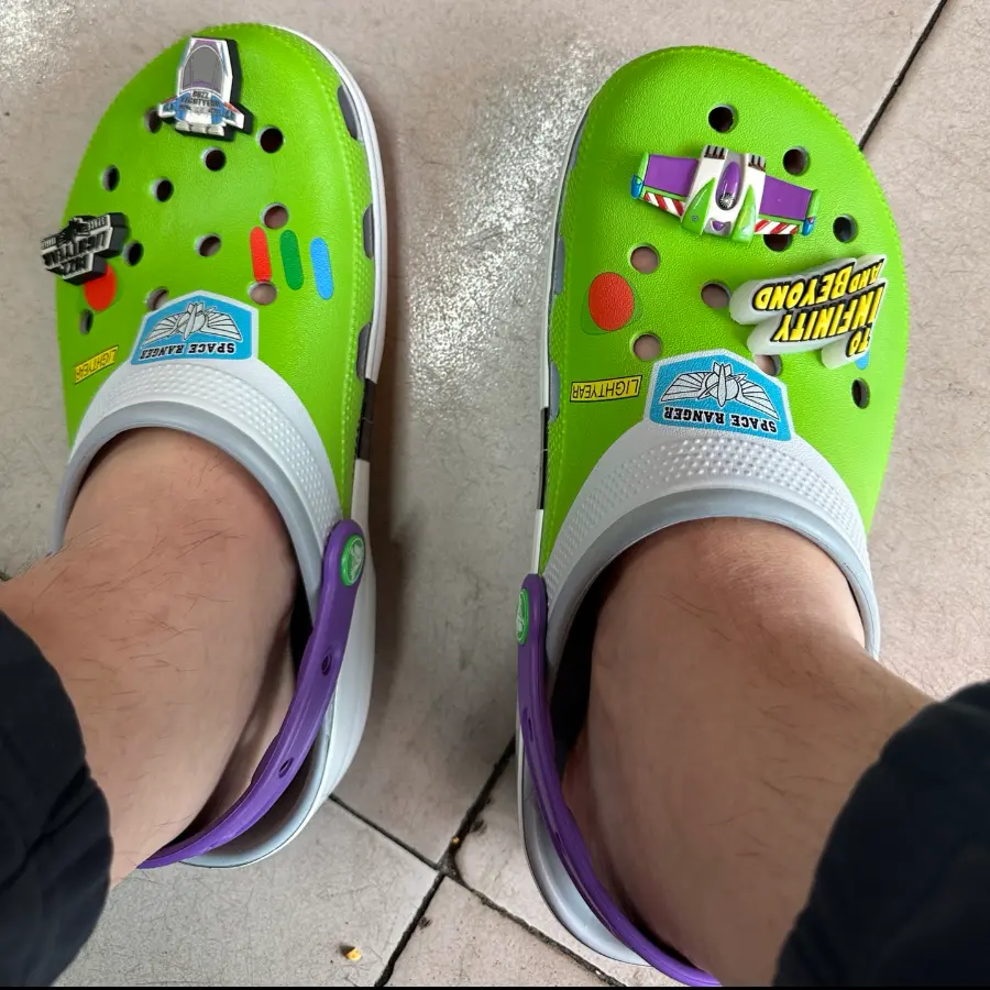 Alternative view of Dép Crocs Classic Clog x Toy Story ‘Buzz Lightyear’ 209545-0ID
