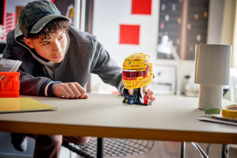 Alternative view of Mô hình Lego Scuderia Ferrari HP Lewis Hamilton Helmet 43022