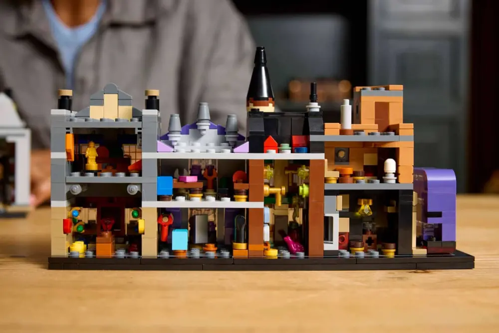 Alternative view of Mô hình Lego Diagon Alley™ Wizarding Shops 76444