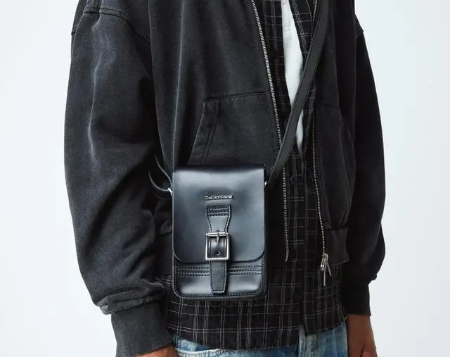 Túi Dr. Martens Leather Shoulder Bag ‘Black’ AD055001 - Ảnh 6