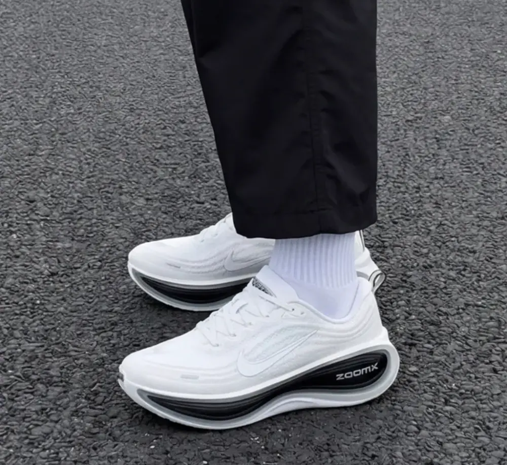 Alternative view of Giày Nike Vomero Plus 'White' II7181-102