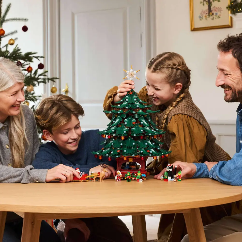 Mô Hình Lego Family Christmas Tree 41843 - Ảnh 5