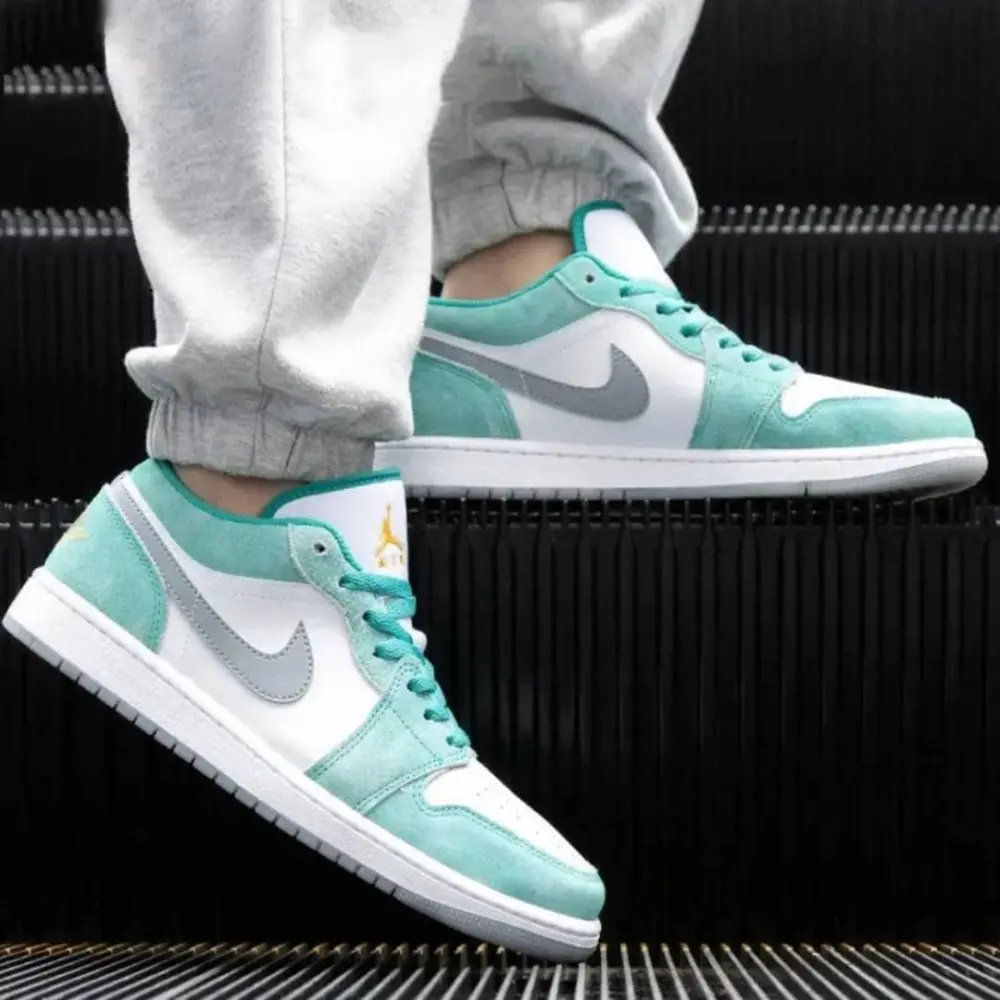 Alternative view of Giày Nike Air Jordan 1 Low ‘New Emerald’ DO8244-301