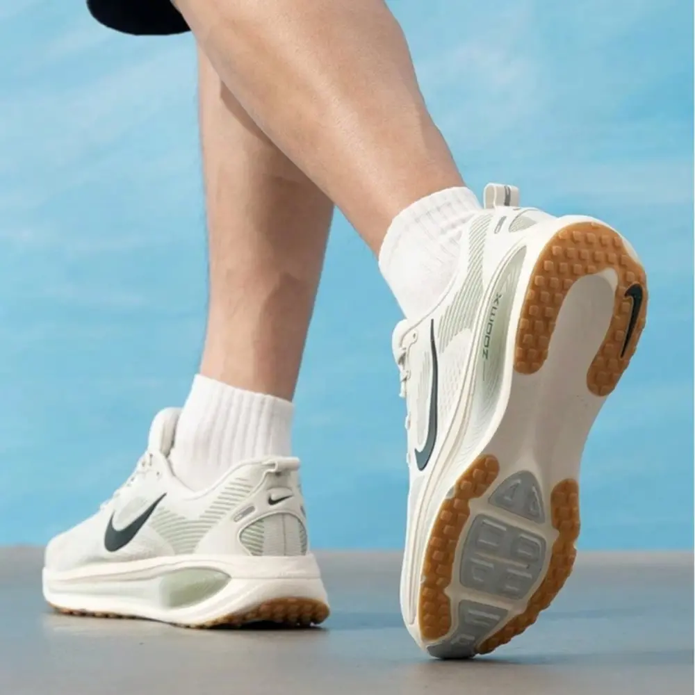 Alternative view of Giày Nike Air Zoom Vomero 18 'Spruce Aura' HM6803-020